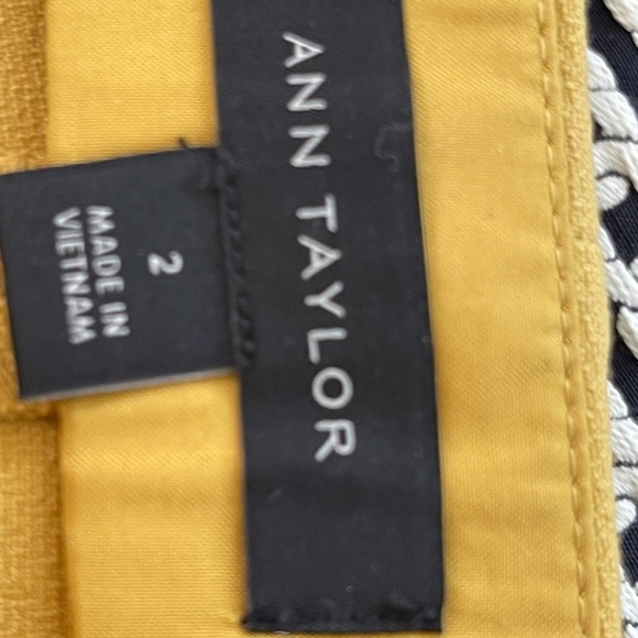 Nice substantial weight fabric with faux wrap detail and belt from Ann Taylor - Picture 4 of 4